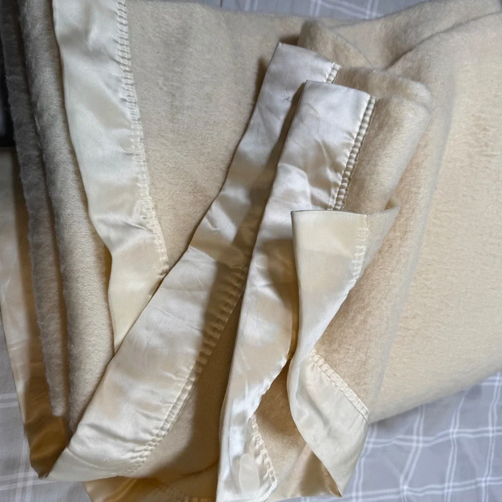 Kenwood Arondac Vintage Wool Blanket Cream Ivory Satin Trim 90x68 Made in USA